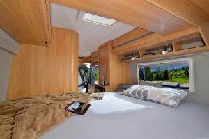 car2rent – Wohnmobile mieten, Pössl 2 Win, Bett