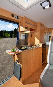car2rent – Wohnmobile mieten, Pössl 2 Win, Küche